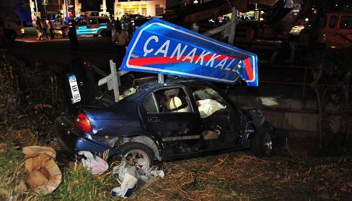 Çanakkale Yol Tabelasına Çarpan Aracın Sürücüsü Öldü