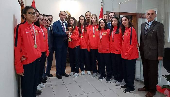 Voleybol İl Birincilerinden Kaymakam'a Ziyaret