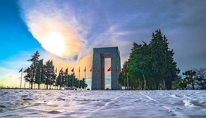 Gelibolu Yarımadası'ndaki Şehitlikler Beyaza Büründü