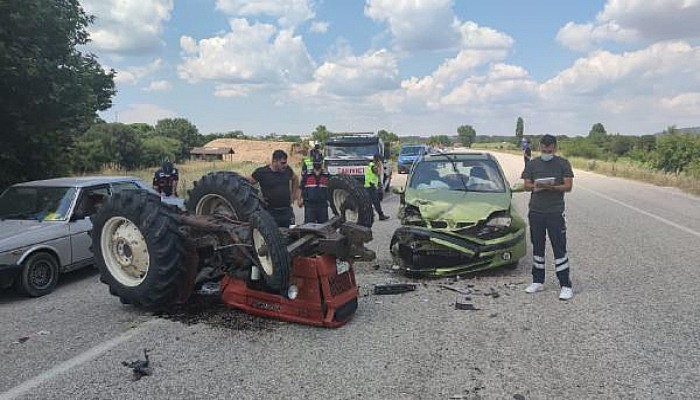 Otomobille Çarpışan Traktör Ters Döndü: 4 Yaralı