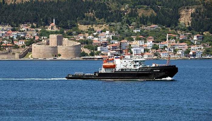 Karakol Botunu Çeken Rus Askeri Römorkörü, Çanakkale Boğazı'ndan Geçti