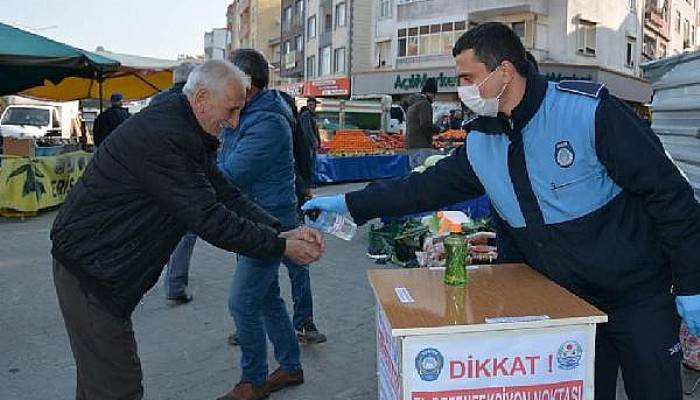 Lapseki'de Halk Pazarında Esnaf ve Vatandaşa Eldiven Dağıtıldı