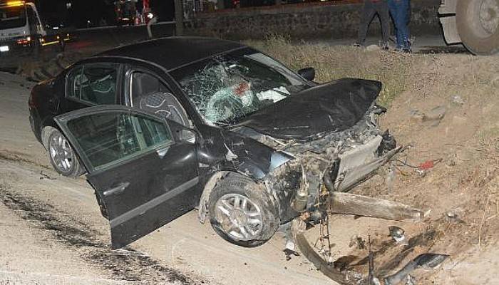 Ayvacık'ta İki Otomobil Çarpıştı: 1 Ölü, 1 Yaralı