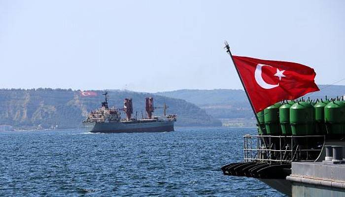 Rus Askeri Kargo Gemisi, Çanakkale Boğazı'ndan Geçti