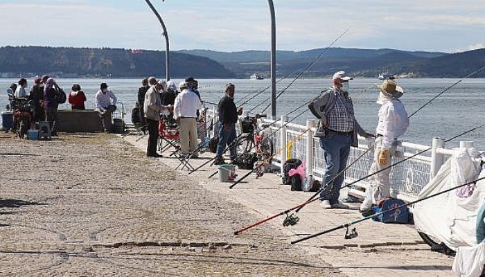 Çanakkale'de 1,5 Ay Sonra Açılan İskele Balık Tutanlarla Doldu