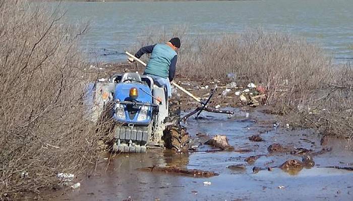 Bayramiç Barajı Havasındaki Atıkları Üreticiler Temizliyor