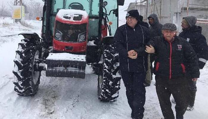 Köyde Mahsur Kalan Yaşlı Çifti, Belediye Ekipleri Kurtardı