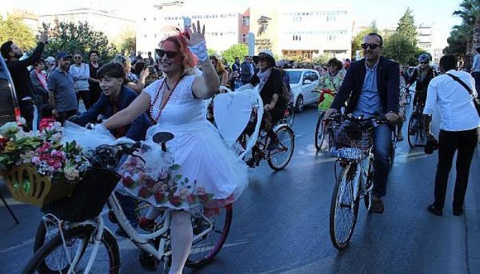 'Süslü Kadınlar', Otomobilsiz Kentler İçin Pedal Çevirdi