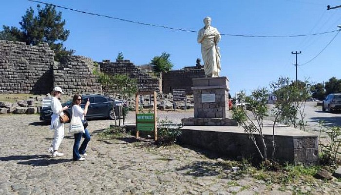 Assos’taki Aristoteles Heykelinin Yerine Yenisi Yapıldı