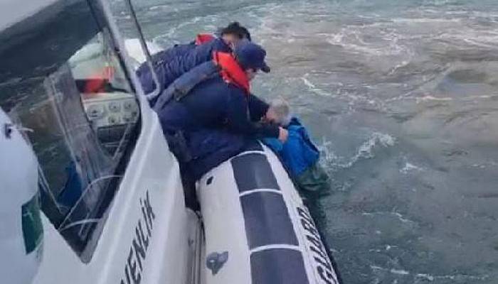 Alabora Olan Tekneden Suya Düştü, Sahil Güvenlik Ekipleri Kurtardı