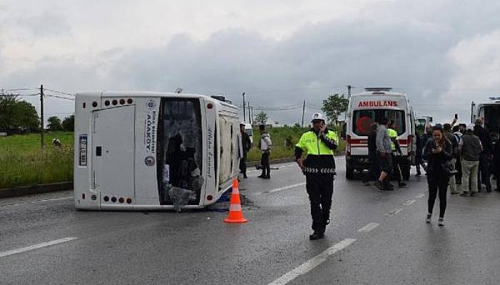 Üniversite Öğrencilerini Taşıyan Minibüs Devrildi: 25 Yaralı