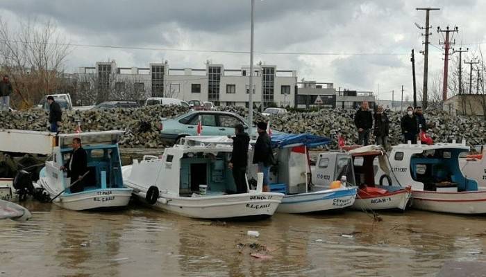 Kepez Deresi Taştı, İki Tekne Battı