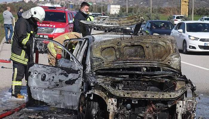 Çanakkale'de Seyir Halindeki Otomobil Yandı