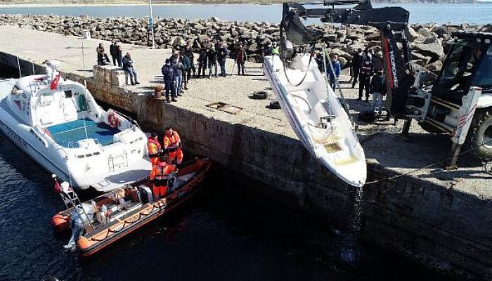 Gökçeada'da Batan Tekne Kıyıya Çıkarıldı