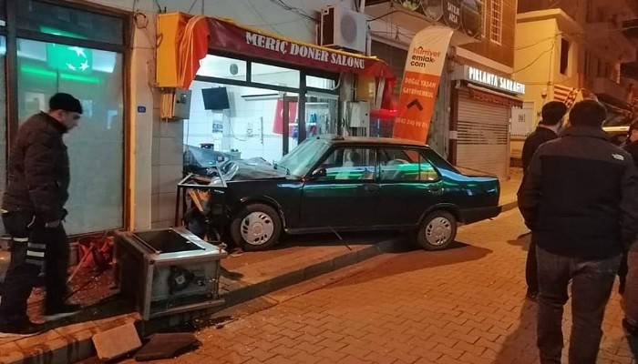 15 Yaşındaki Sürücü, Otomobille İş Yerine Girdi