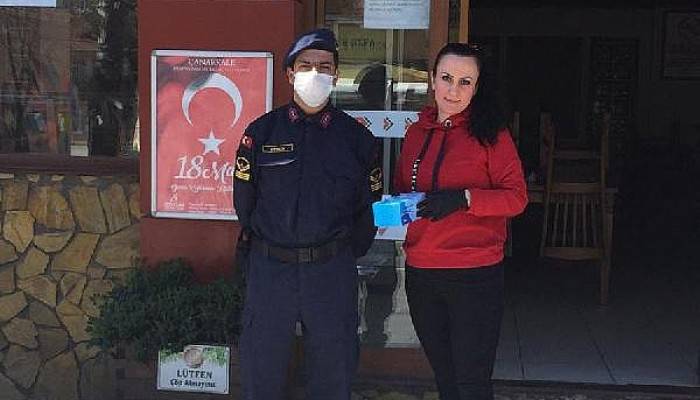 Çanakkale'de Jandarma, 140 İşletmeye 9 Bin Maske Dağıttı