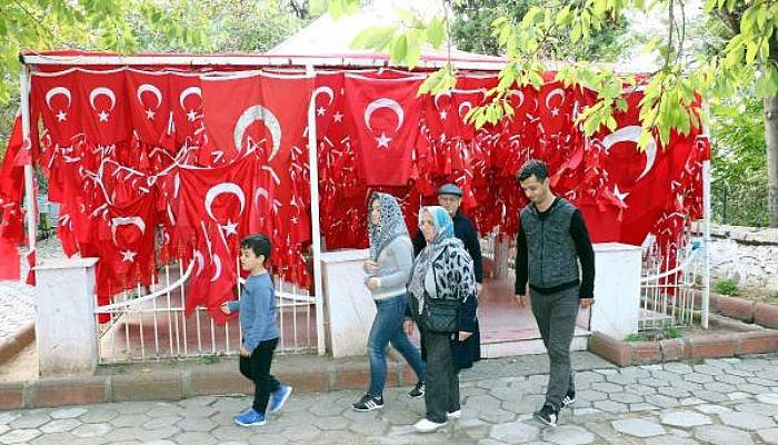 Gelibolu'daki Türbeyi Ziyaret Eden Herkes Türk Bayrağı Asıyor